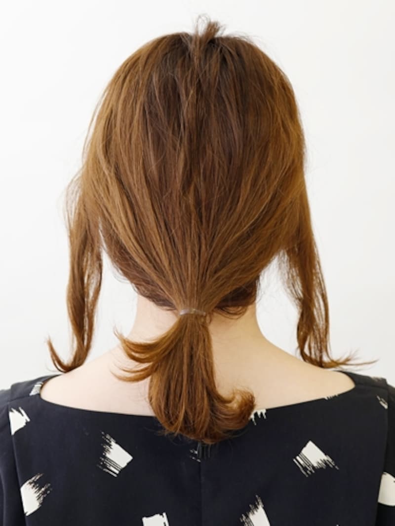 襟足から離れた位置でくるりんぱ【伸ばしかけミディアムの簡単シニヨン】