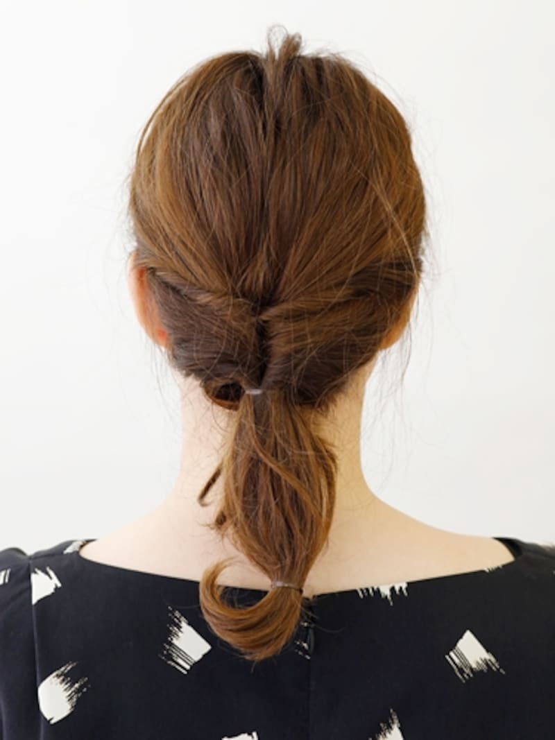 ひとつ結びの毛先をゴムで結ぶ【伸ばしかけミディアムの簡単シニヨン】