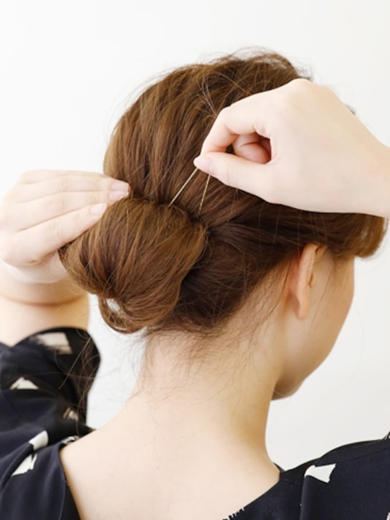 毛束を巻き上げて首の付け根あたりでピン留め【伸ばしかけミディアムの簡単シニヨン】