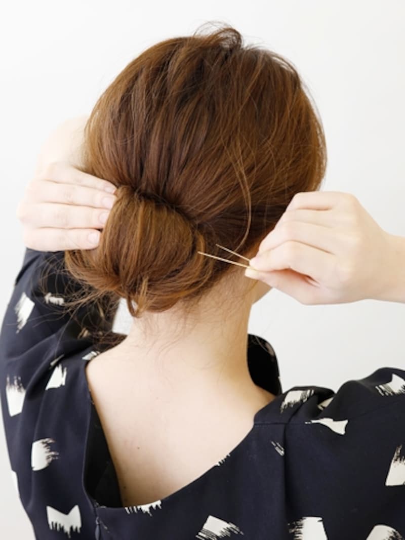 巻きあげた髪の内側が見えないように固定【伸ばしかけミディアムの簡単シニヨン】