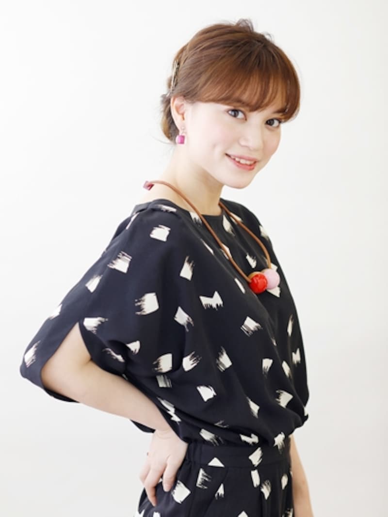 コンビネゾンに大ぶりのネックレスを合わせて