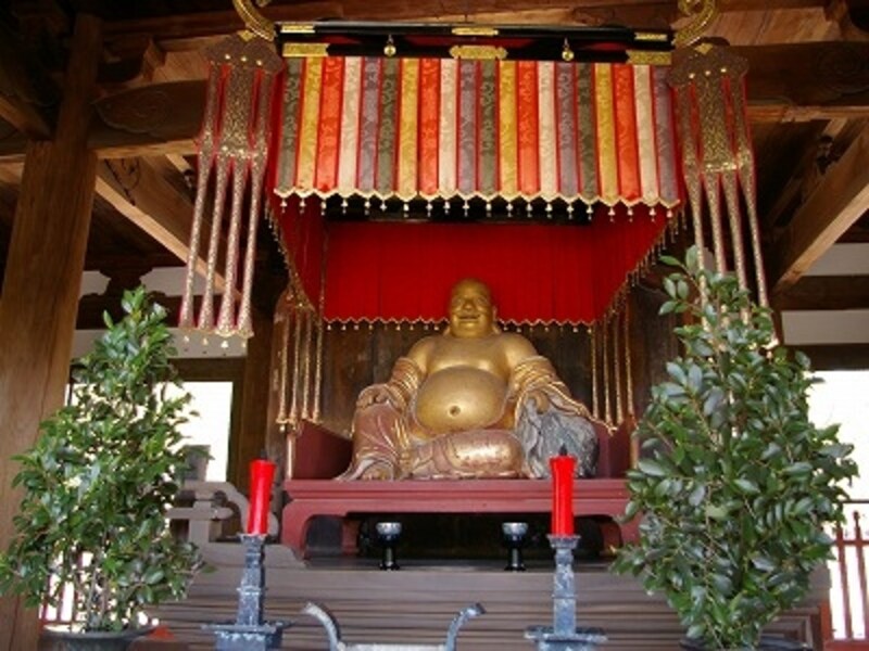 萬福寺のシンボル、黄金の巨大な布袋さん
