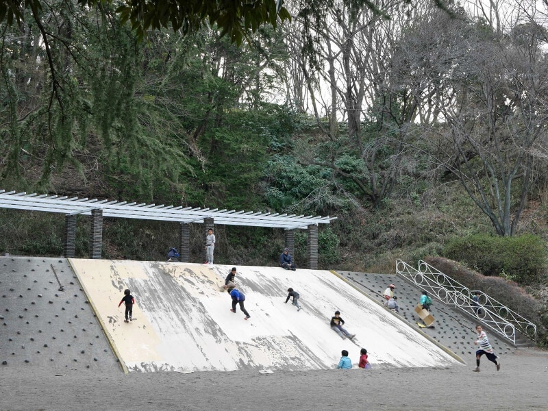 上の池のほとりにあるジャンボすべり台(2017年3月11日撮影)