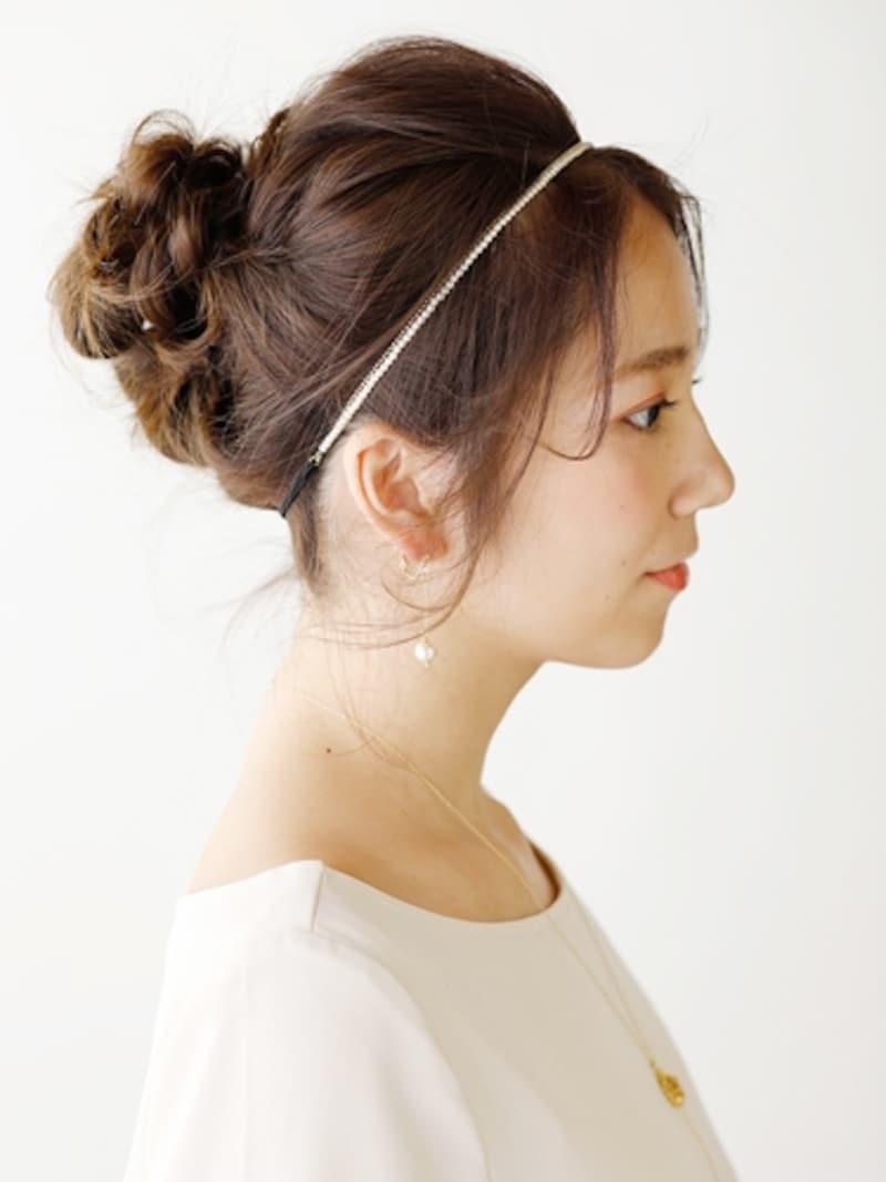 お団子の抜け感が素敵!女神みたいな簡単パーティヘアアレンジ