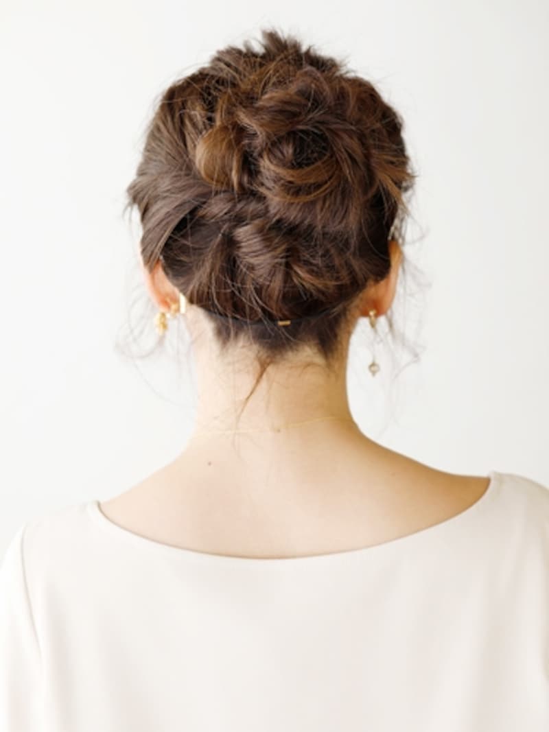 お団子の抜け感が素敵!女神みたいな簡単パーティヘアアレンジ