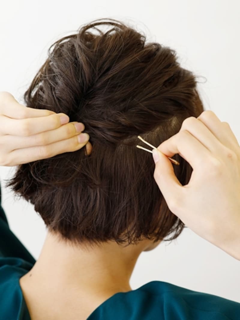 両サイドの髪はねじり編みにしてピン留め