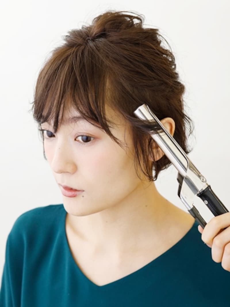 中間からコテを当て、毛先を残して巻く