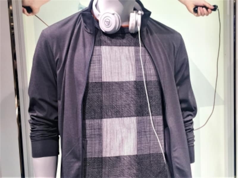 SPRZのTシャツに機能性カジュアルウェアを合わせた提案。30代ならば、ブルゾンではなく機能性ジャケットが合わせやすいかも！