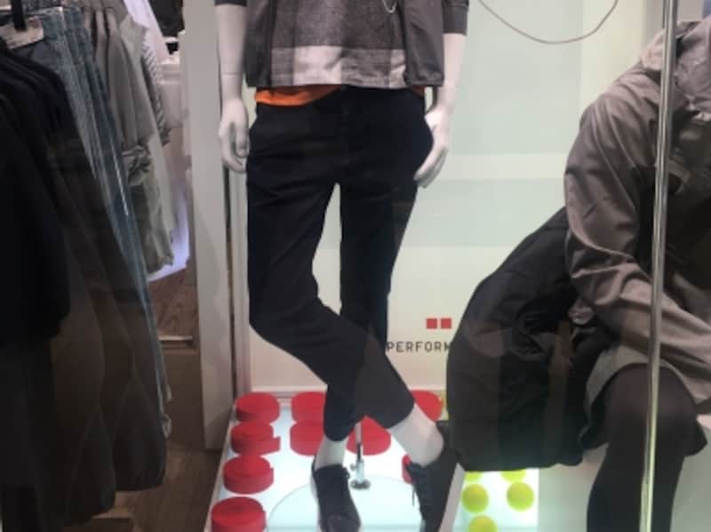 足首が見える丈感のジョガーパンツ。体の華奢なパーツを露出させることで洗練を担保できる！