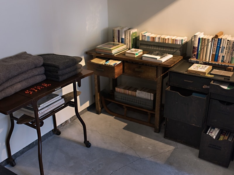 机の引き出しにもたくさんの本