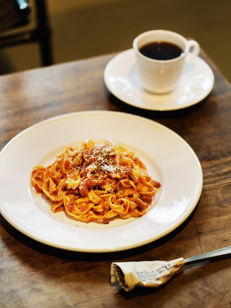 トマトをベースに野菜や果実を煮込んで作る自家製ケチャプと、手打ちパスタ