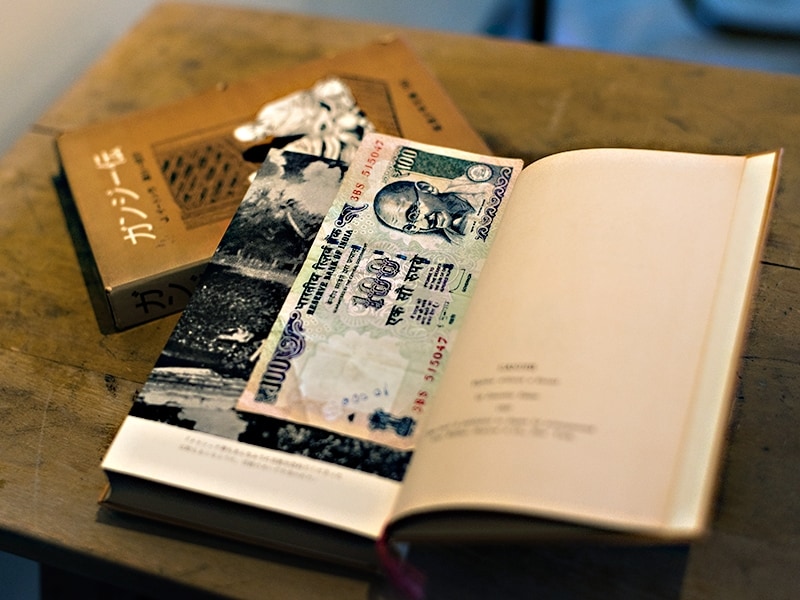 何気なく開いたガンジーの伝記に、100ルピー札がはさまっていました。齊藤さんのインド旅行の思い出。