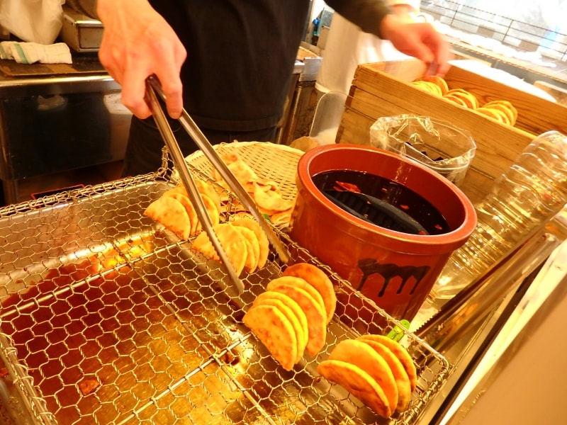 手焼きせんべいを焼く様子