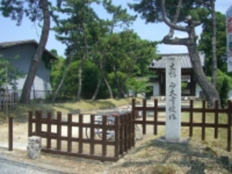 駅名ともなっている西大寺。周辺は牧歌的な風景が多く残る。