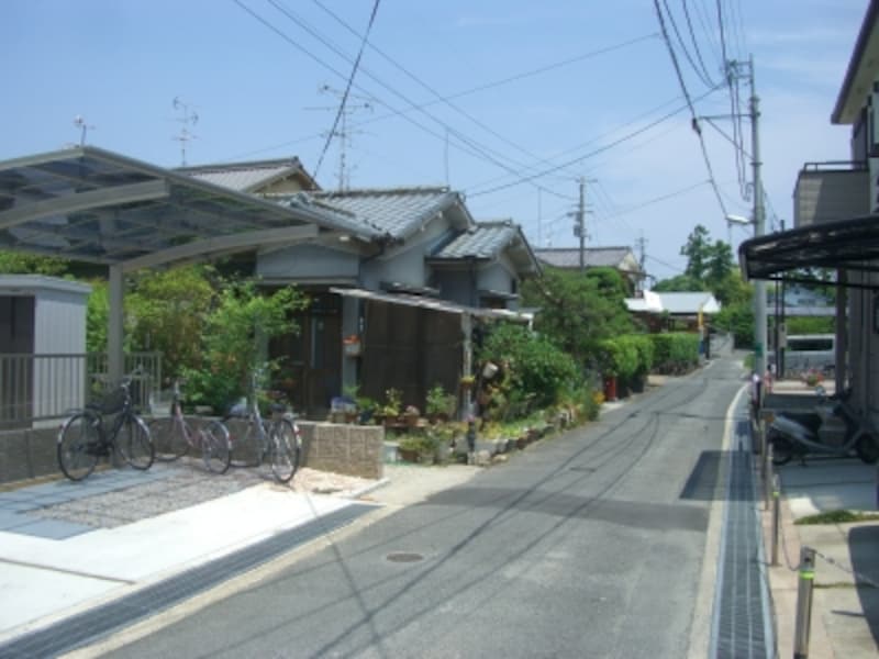 この道路も周辺では幅員が広い方で、車の往来は結構あった。