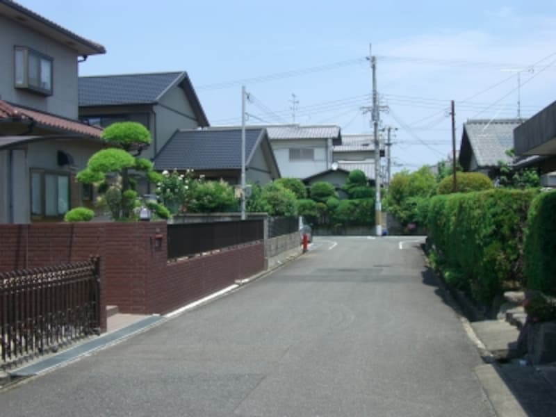 築年数がそれほど古くない家が並ぶ一角