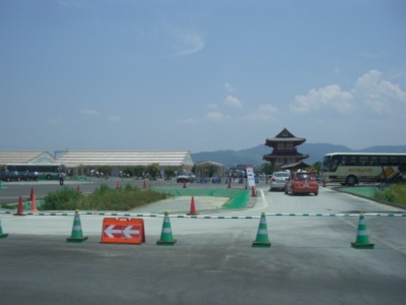 中央部は広～い駐車場。観光バスも乗り付けていた。