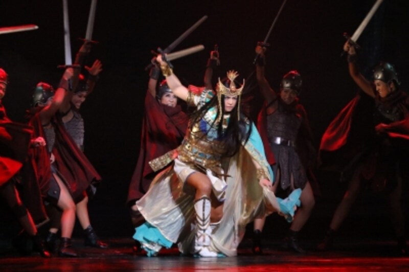 『王家の紋章』2017年公演より。写真提供：東宝演劇部