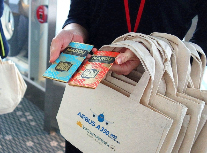 搭乗者全員にチョコレート入りのバッグをプレゼント