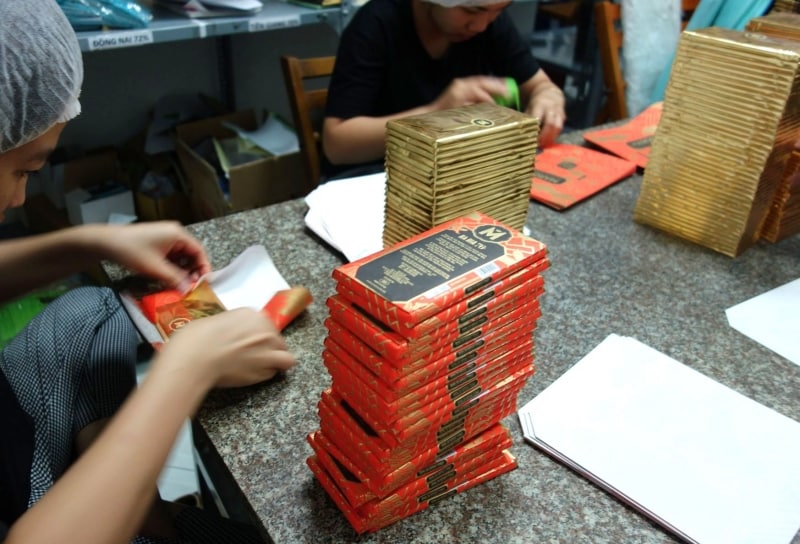 ファクトリーで行われているパッケージング作業