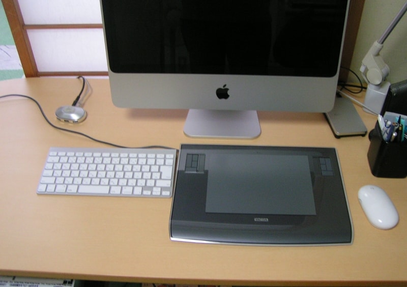 タブレットのとなりにもさりげなく配置できるので、両方を操作するのも容易です(クリックで拡大)