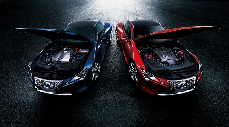 左：LC500h“S package”  (ディープブルーマイカ)、右：LC500  (ラディアントレッドコントラストレイヤリング)