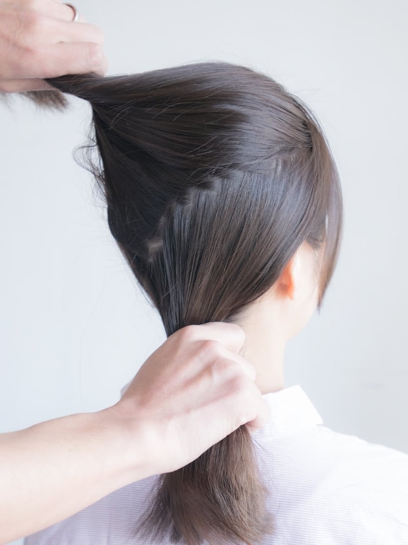 サイドは、こめかみの上くらいから分けとる