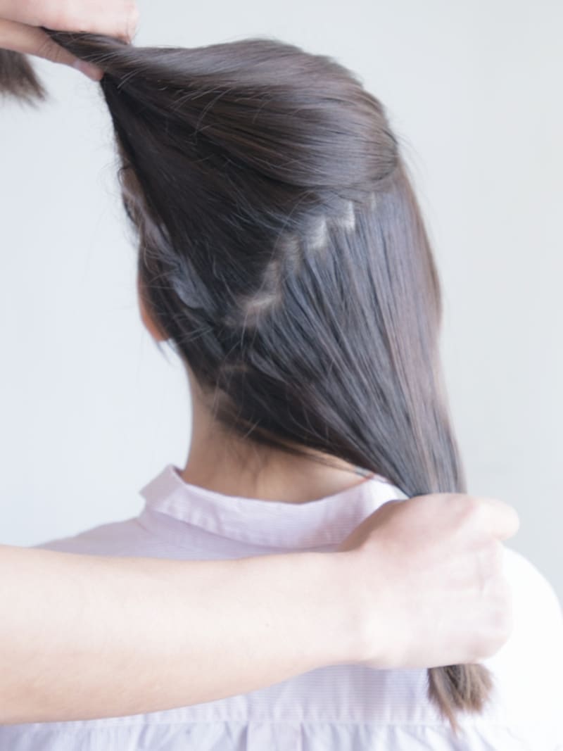 髪を斜めに分ける