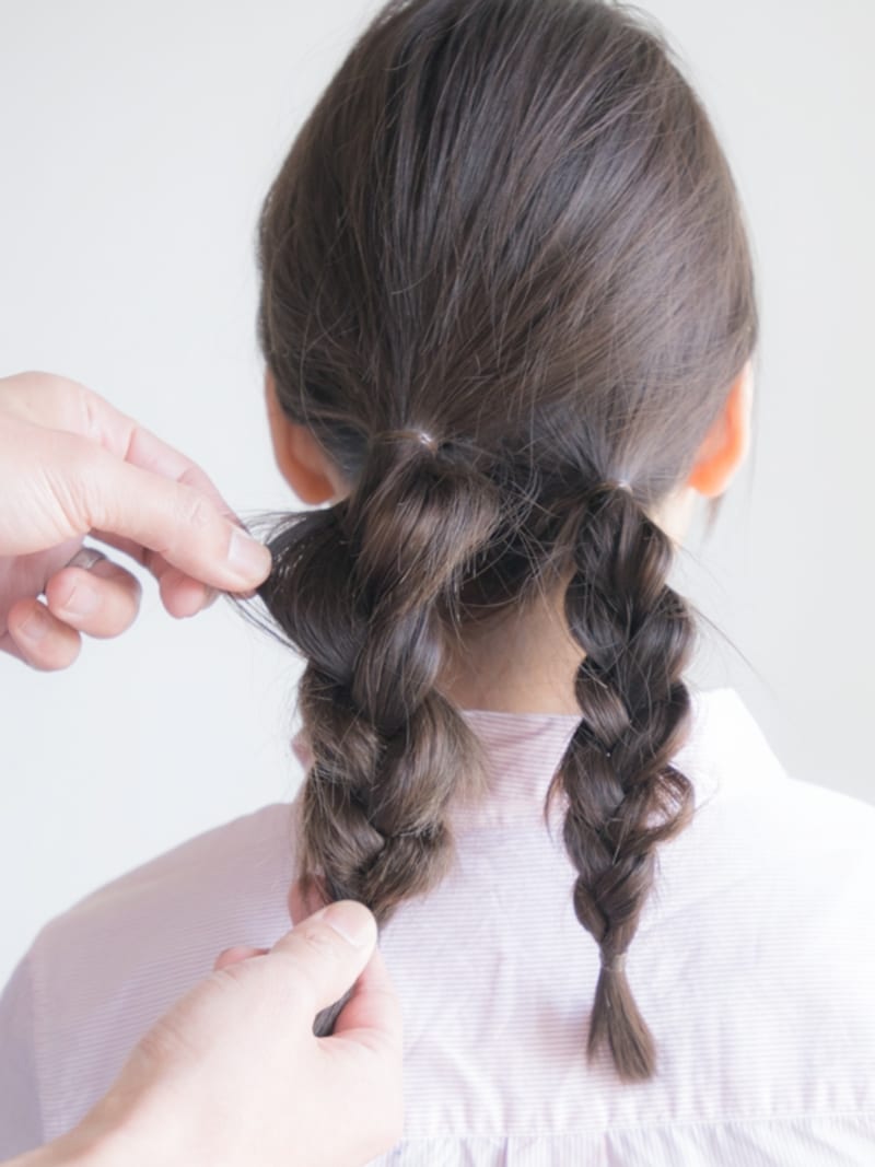 三つ編みをほぐすとボリュームが出てこなれた印象に