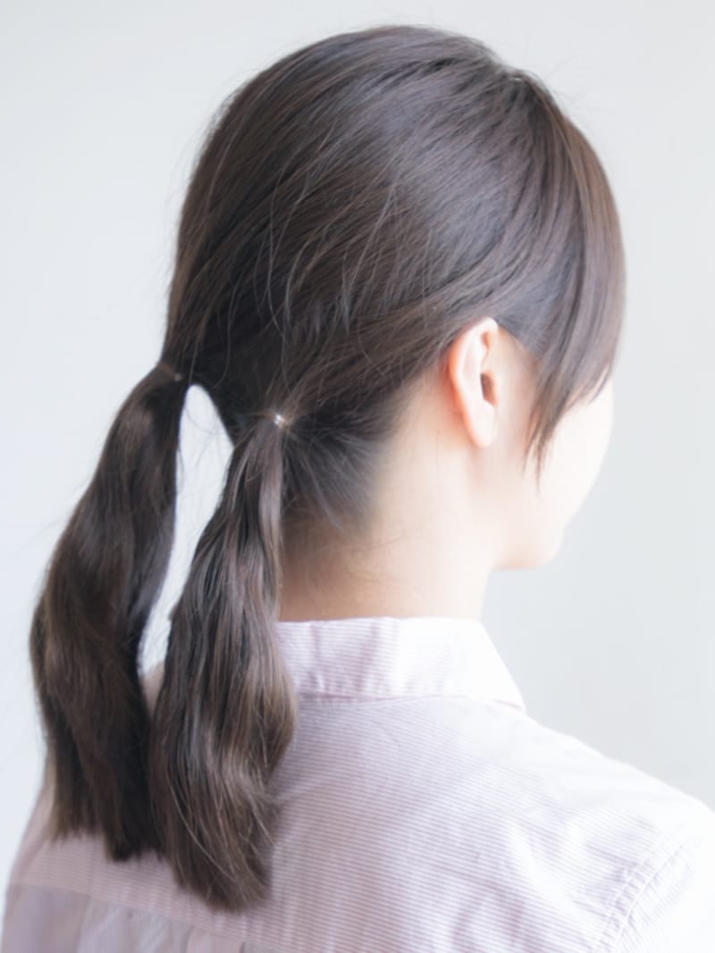 両毛束が近めになるように結ぶ