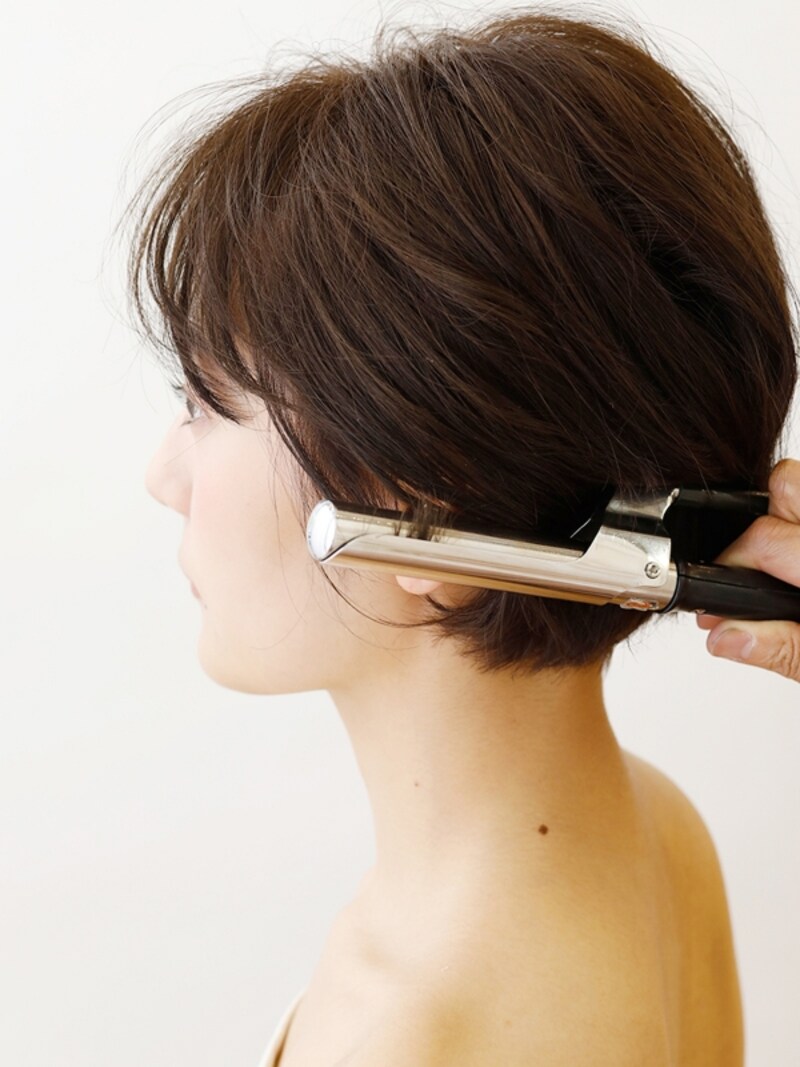 毛先にくるりと遊びが出るように巻く