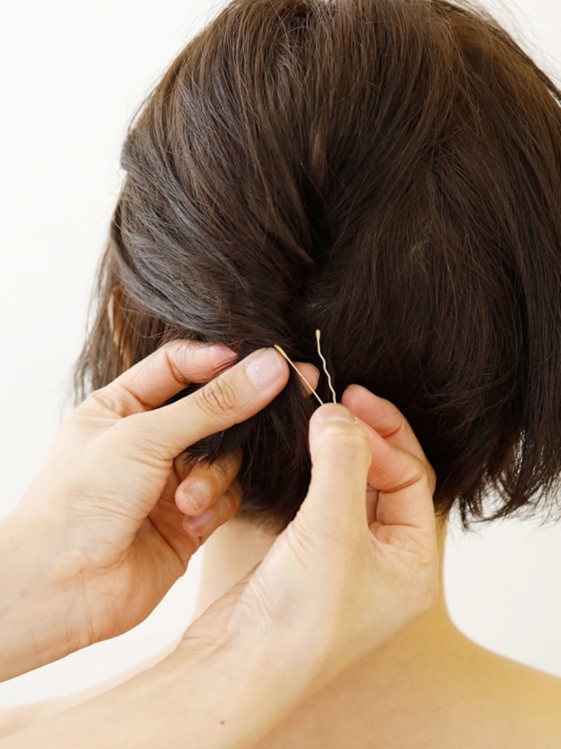 左側の髪を斜めにとり、ねじってピン留め