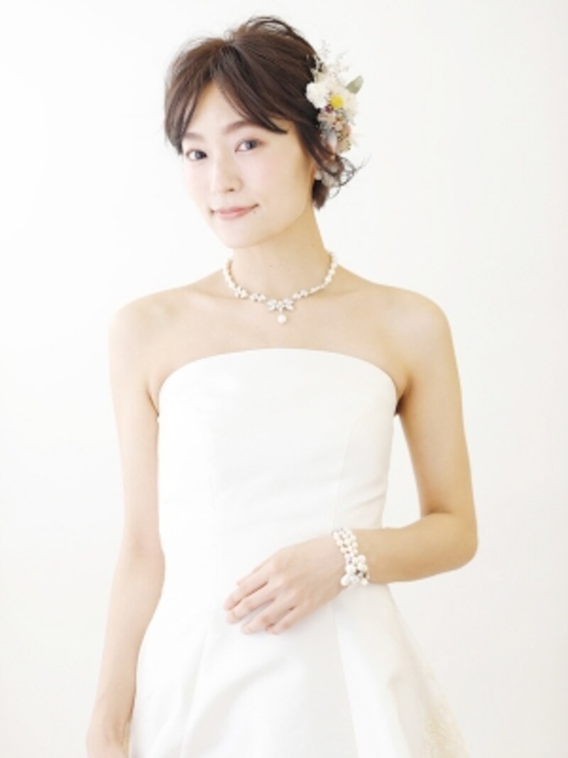 ショートヘアの花ピンを使ったヘアアレンジ 結婚式の花嫁に 結婚式 パーティーヘアアレンジ All About ショートヘアの花ピンを使ったヘアアレンジ 結婚式の花嫁に 結婚式 パーティーヘアアレンジ All About