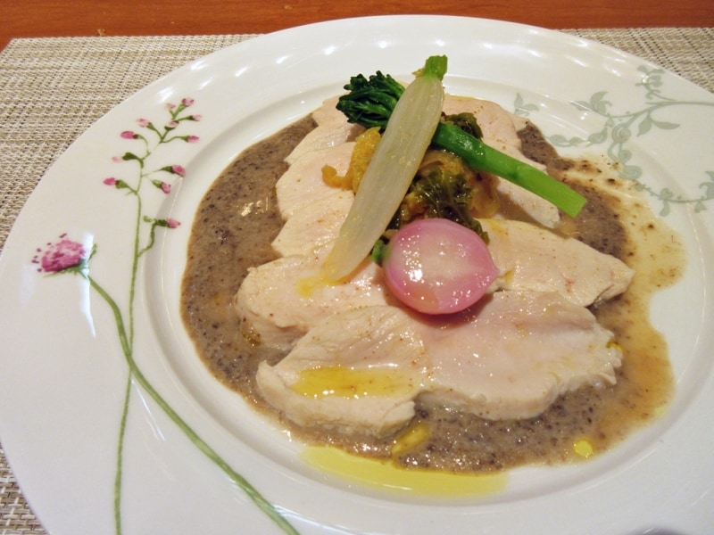 鶏ムネ肉のポッシェ キノコのソース