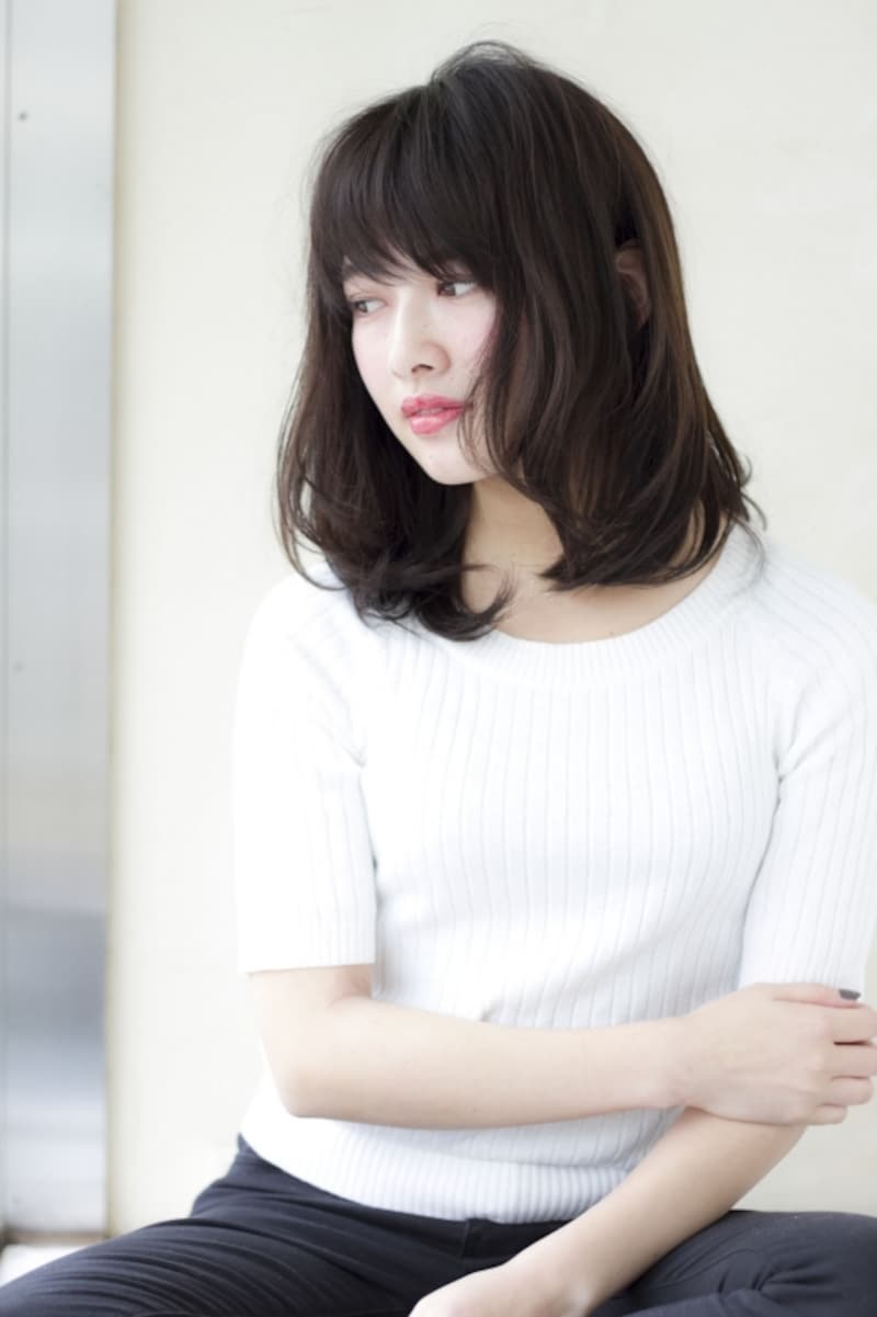 人気の暗めヘアカラー(写真はミディアム)