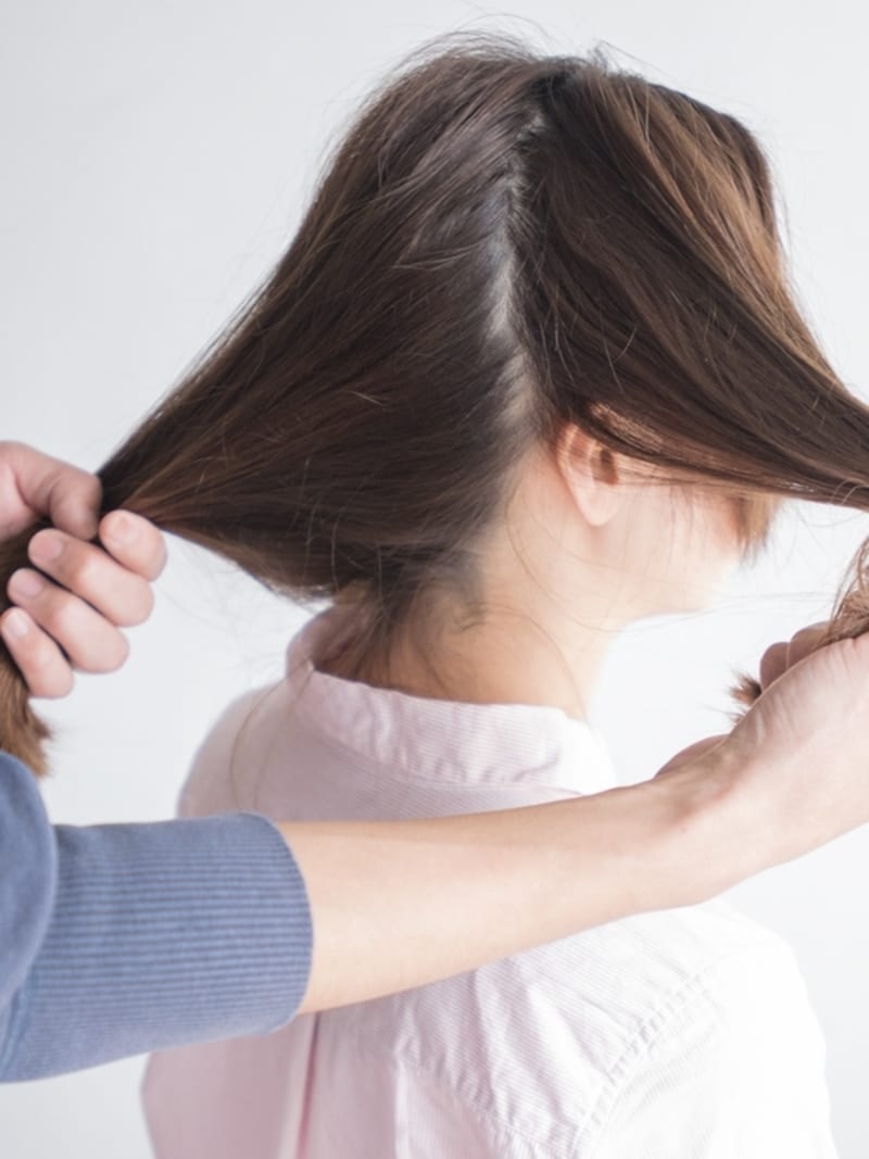 サイドの髪をざっくり分ける