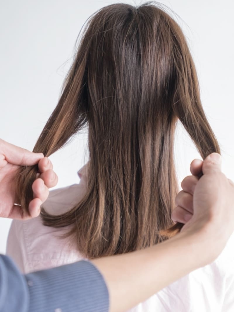 サイドの髪を後ろに持ってくる