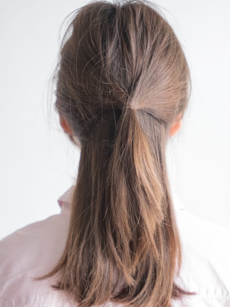 後ろでひとつに結ぶ