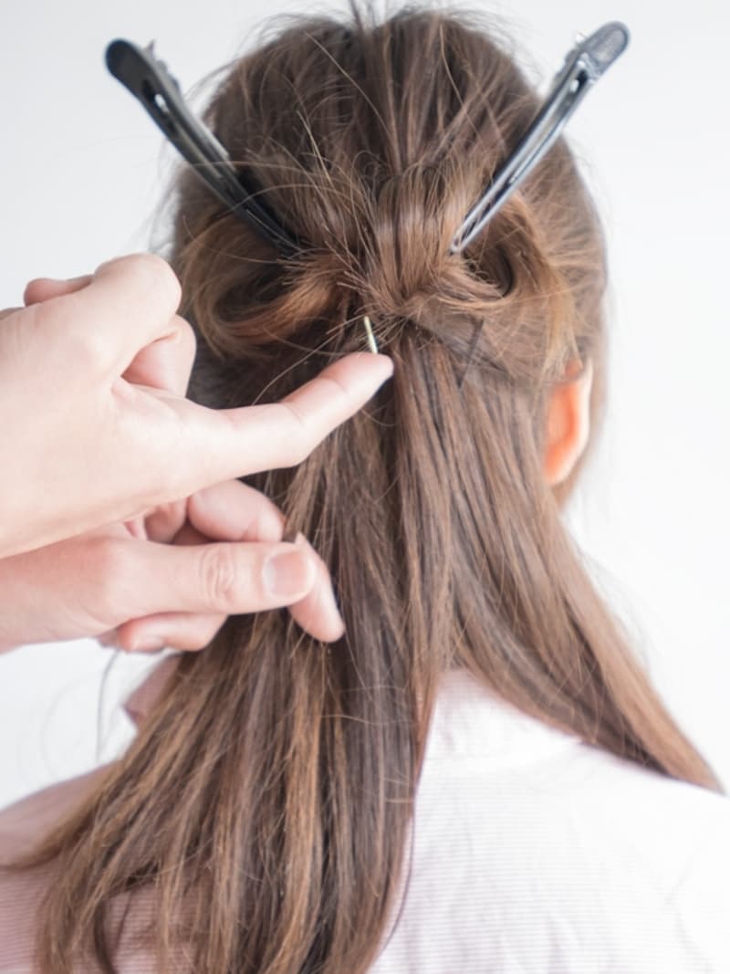 （C）の毛束は離さずに、アメピンで固定