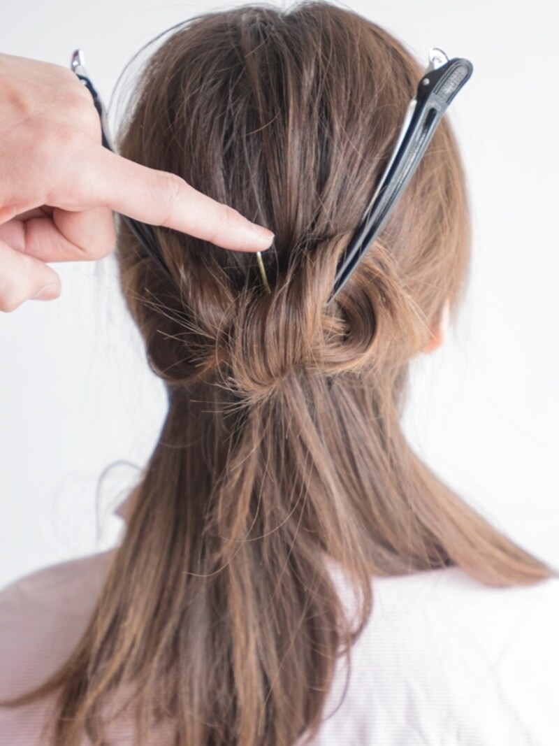 上から下にピンを留める