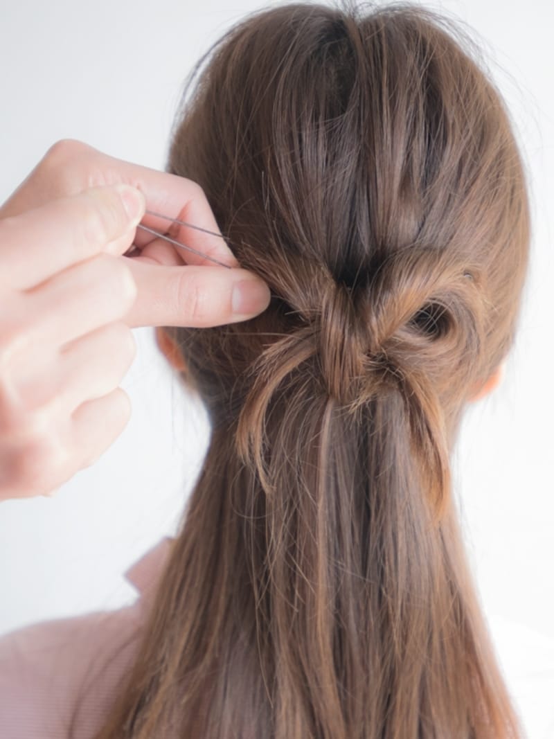 輪っかをUピンで留めて、リボンの形を整える