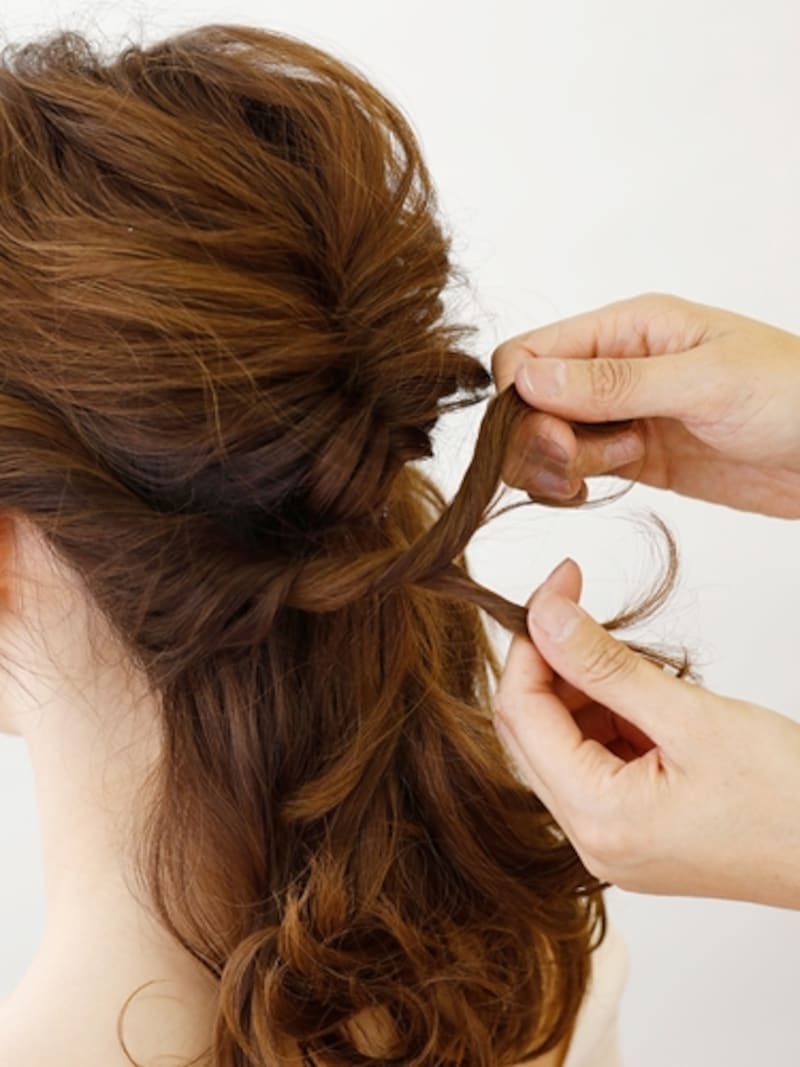 残った髪をねじり編みしてピン留め