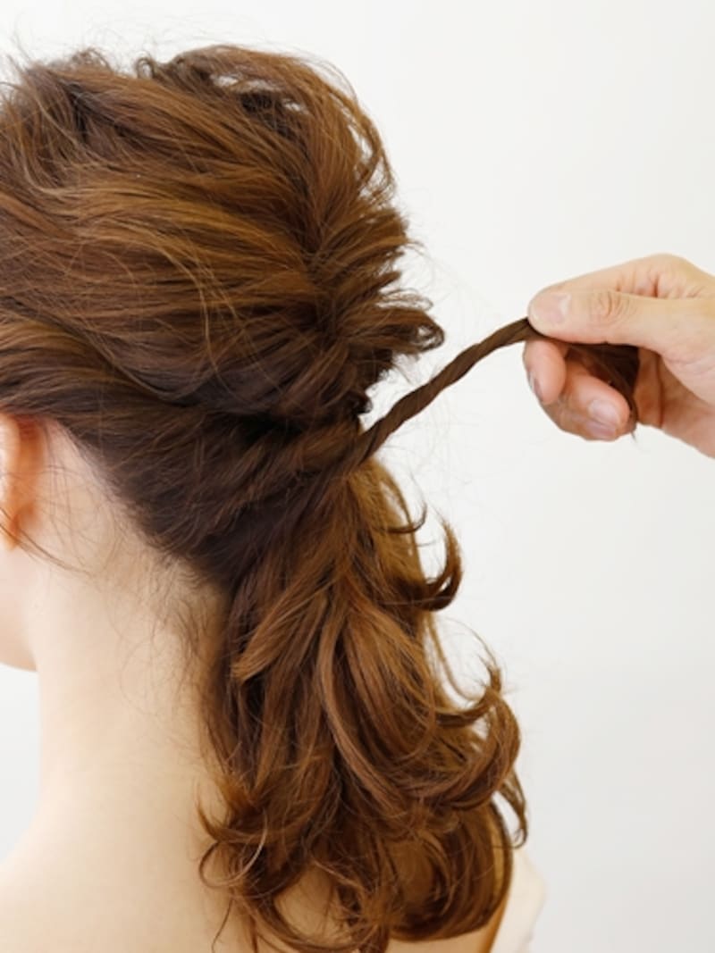 えり足のサイド側の髪だけをとる