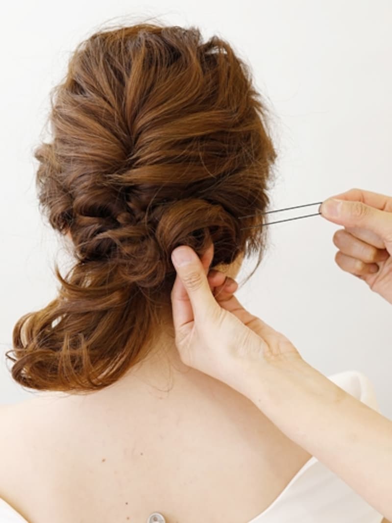 首の真後ろで2つに分けておだんご状に