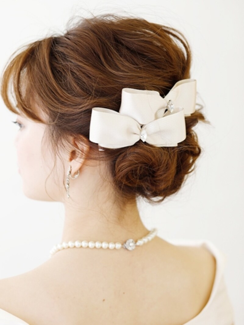 耳にかかるおくれ毛を残すのがポイント