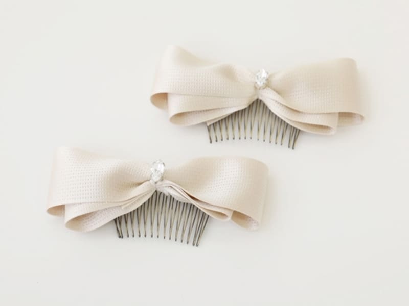 ハリ感のあるベージュのリボン