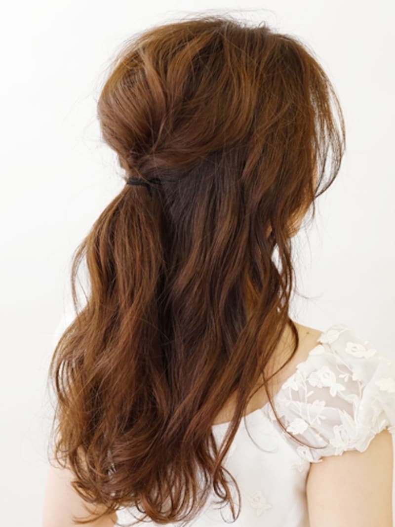 コテで全体を巻いてからハチラインの髪を結ぶ