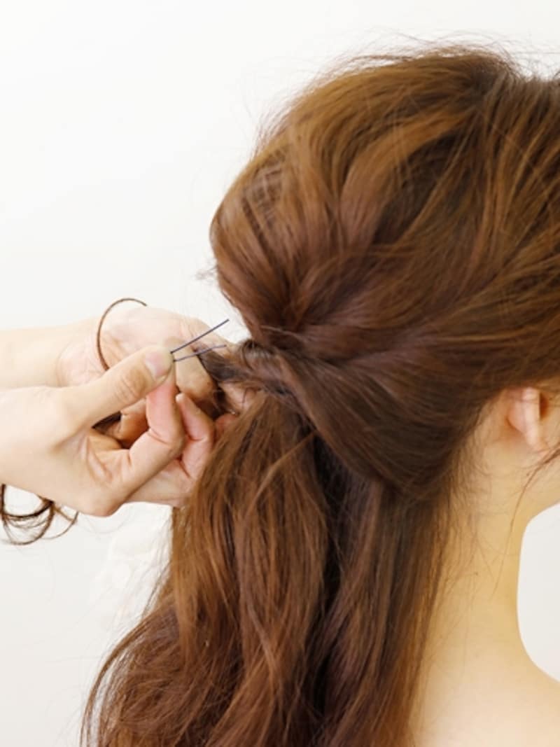 ゴムを隠すように髪を巻きつけて留める