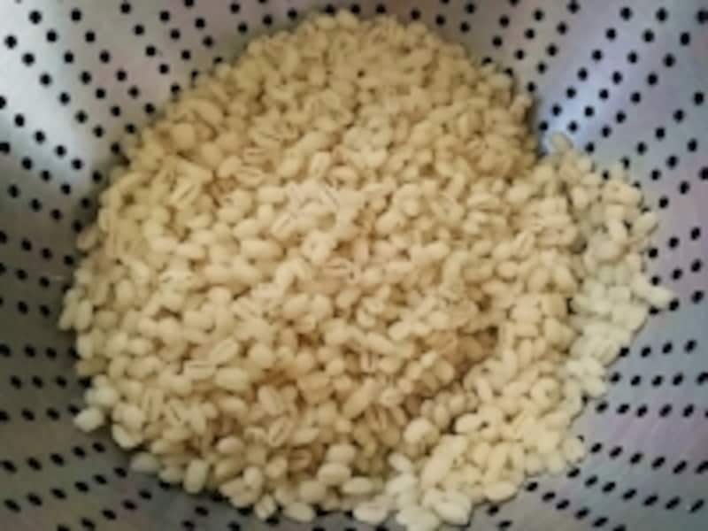 茹でたもち麦は元の3倍程度の大きさに膨れます