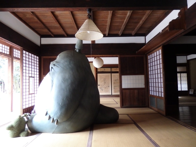 居間で日向ぼっこする巨大な「トトロ」